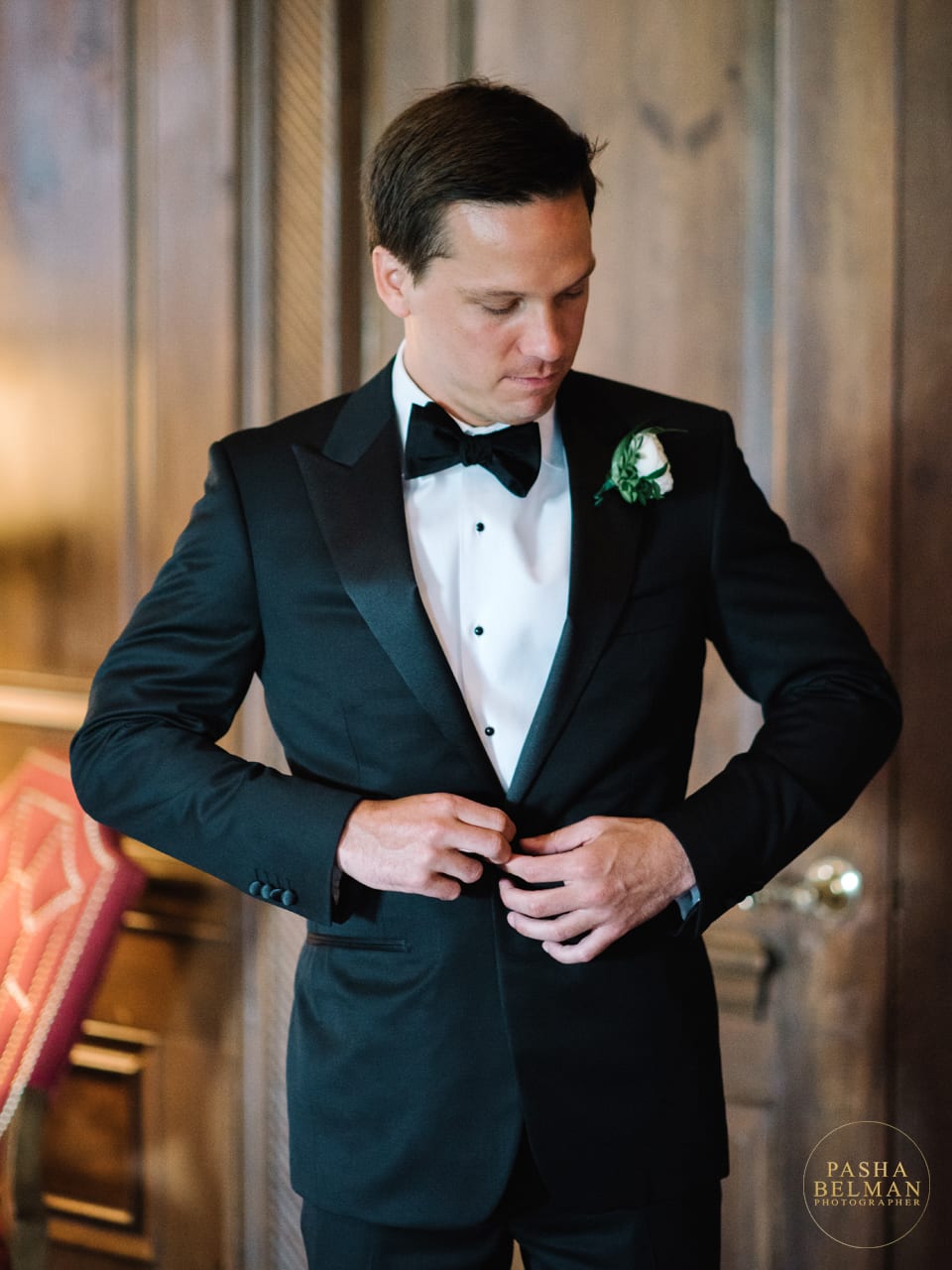 Groom is getting ready at a wedding in Charlotte Country Club in North Carolina. Photographer: Pasha Belman
