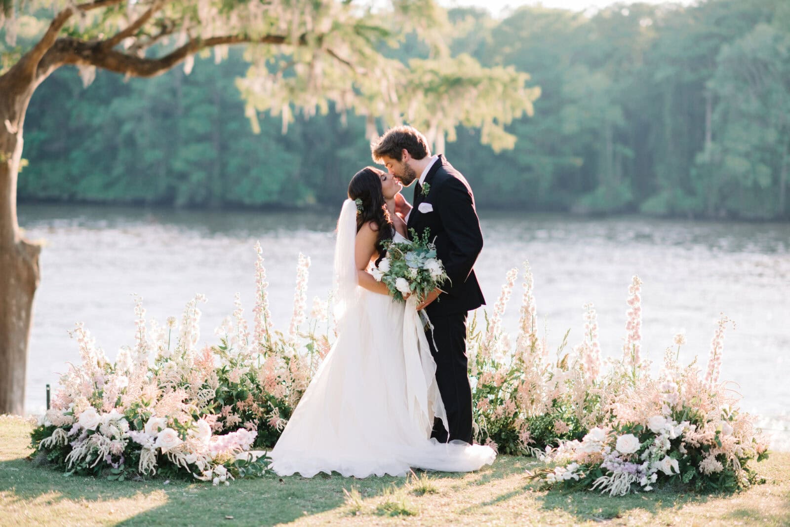 The Best Wedding Photo Poses Every Couple Should Know