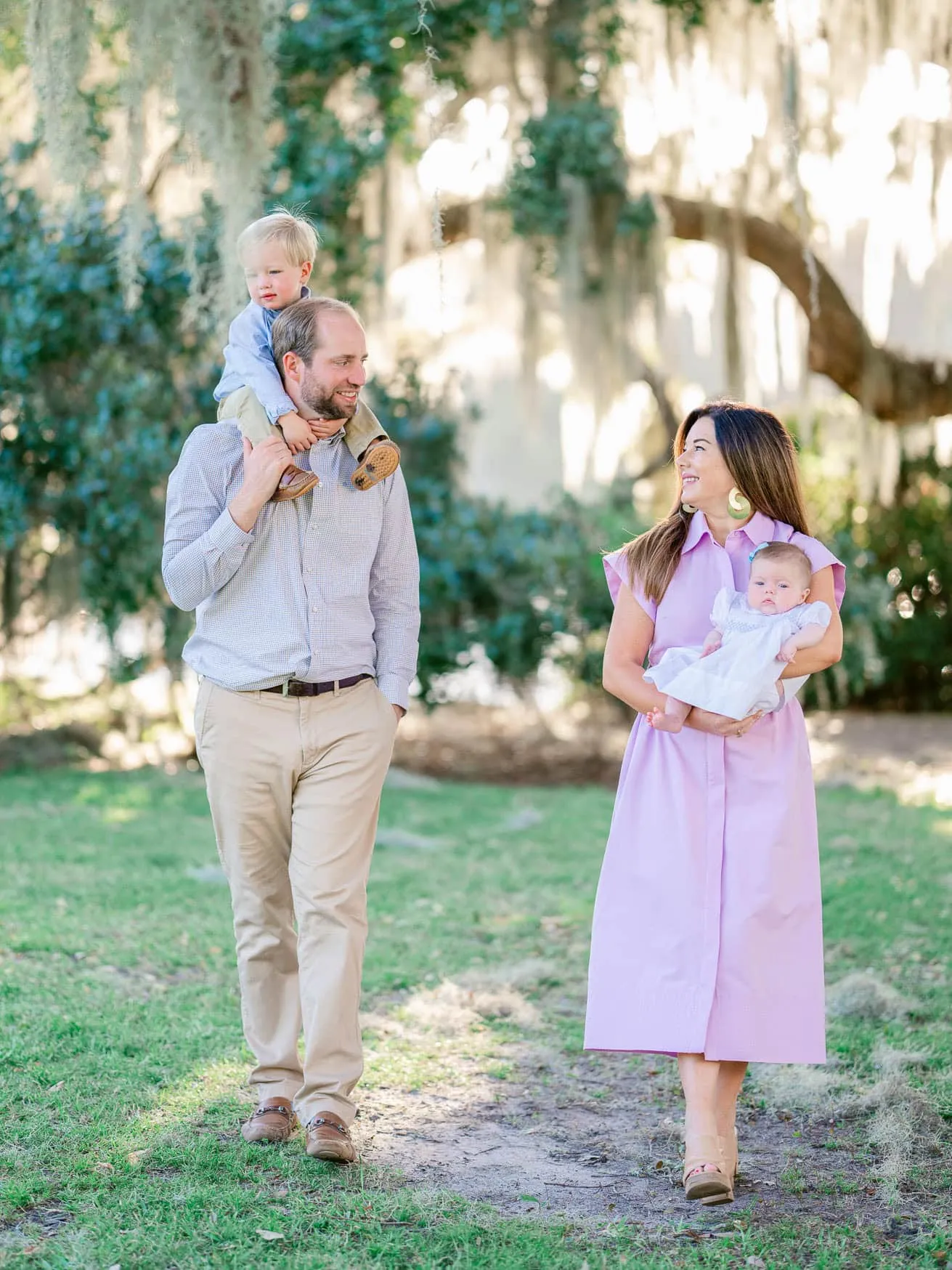 Parents and young children photographed beneath Spanish moss at Wachesaw
